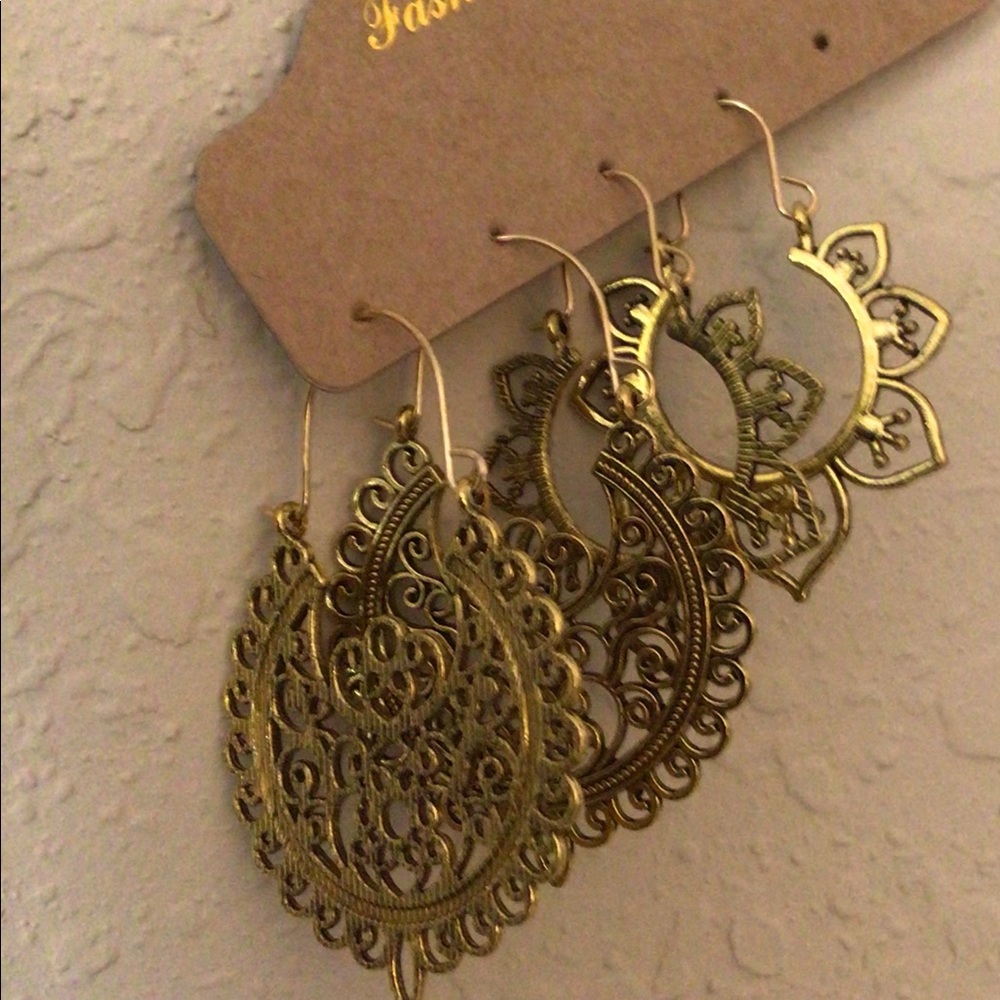 2 pair of gold tone hoops